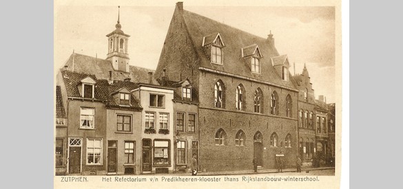 Het Broederenklooster in gebruik door de Rijkslandbouwwinterschool met rechts de conciërgewoning, rond 1920